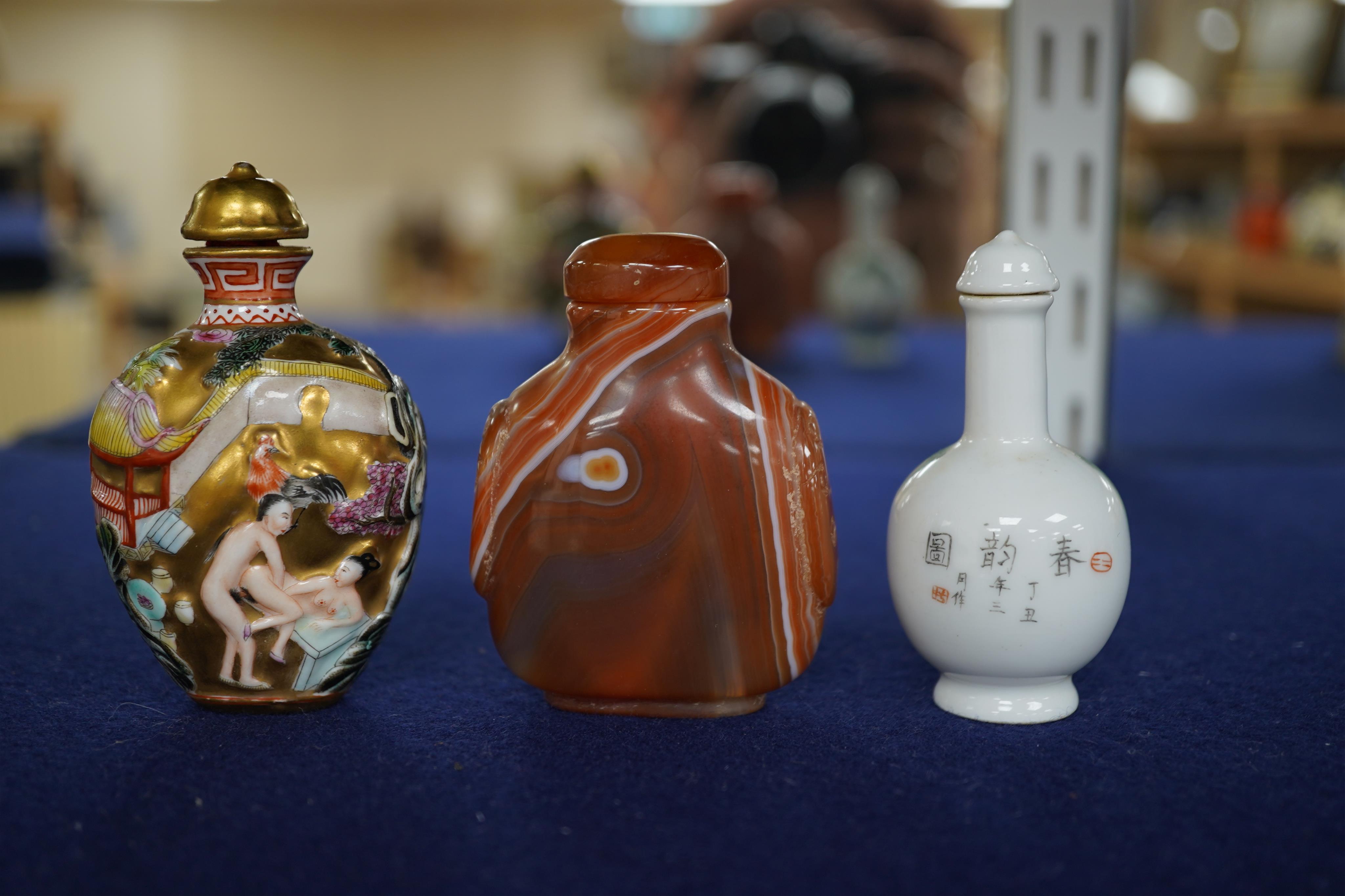 A Chinese erotic subject snuff bottle, a famille rose snuff bottle and a chalcedony snuff bottle (3), tallest 8cm